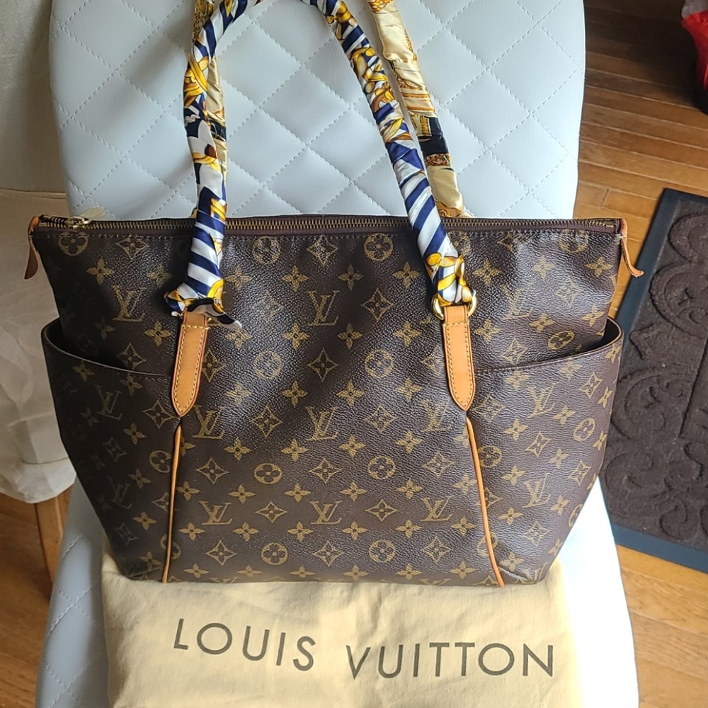 Authentic Pre-loved Louis Vuitton Totally MM